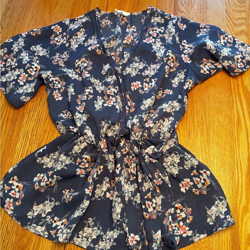 Sienna Sky Women’s XS Short Sleeve Blue White Floral Peplum Blouse V Neck Tie